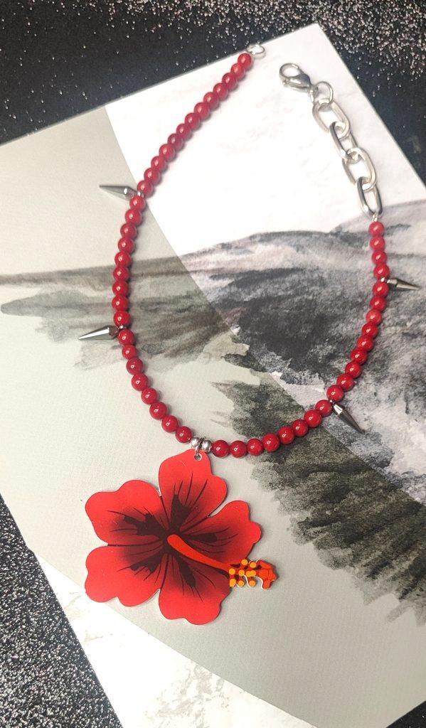 collar en bolas rojas con adorno en forma de flor de metacrilato y cadena eslabón en acero plateado