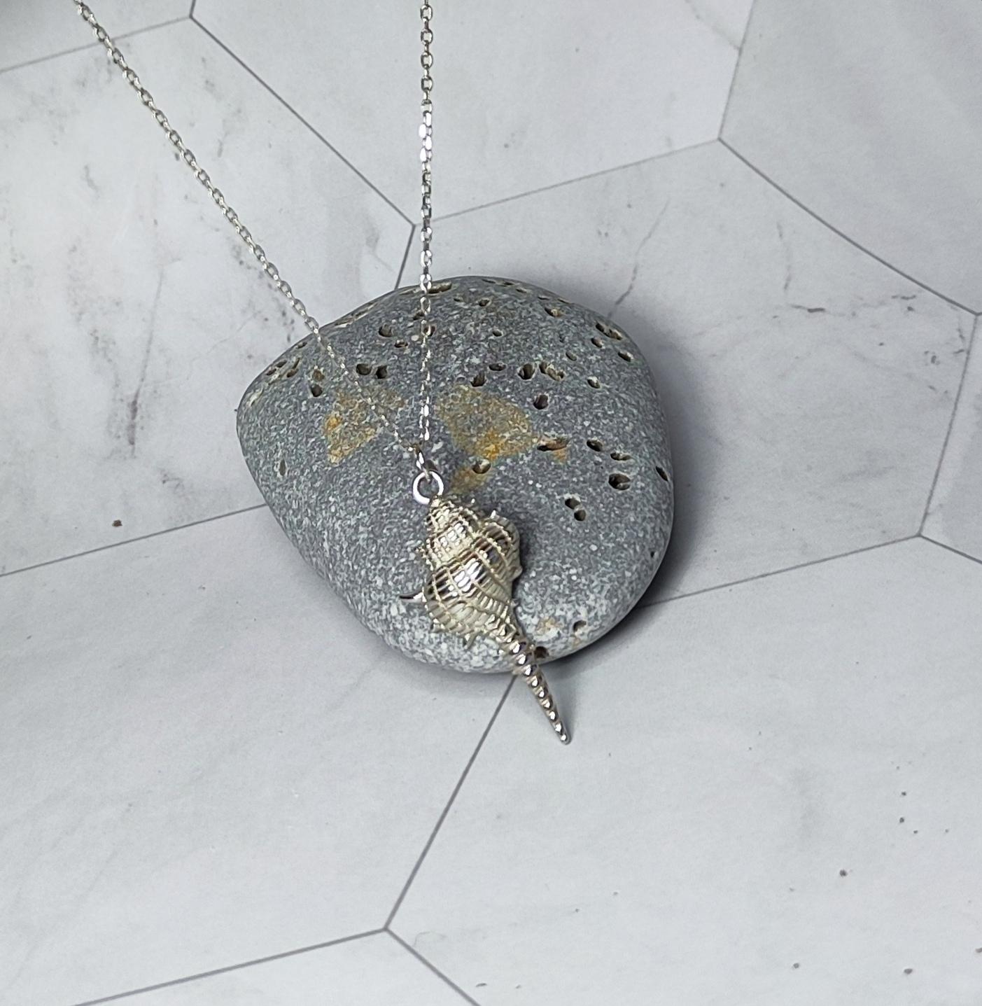 Colgante con cadena de plata y caracola de mar en plata Colgante con cadena de plata y caracola de mar en plata