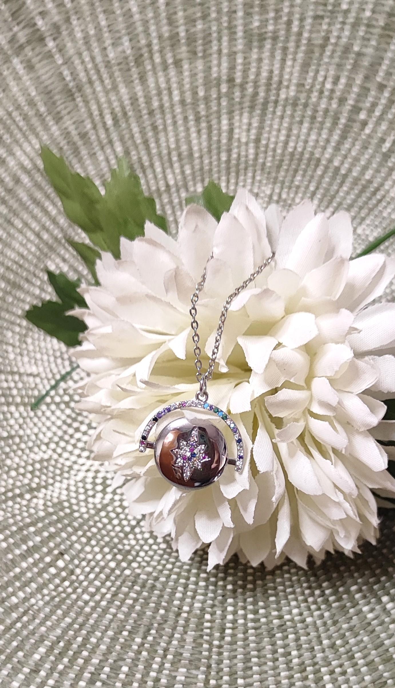 collar en forma redonda en plata con cruz grabada con circonitas en colores