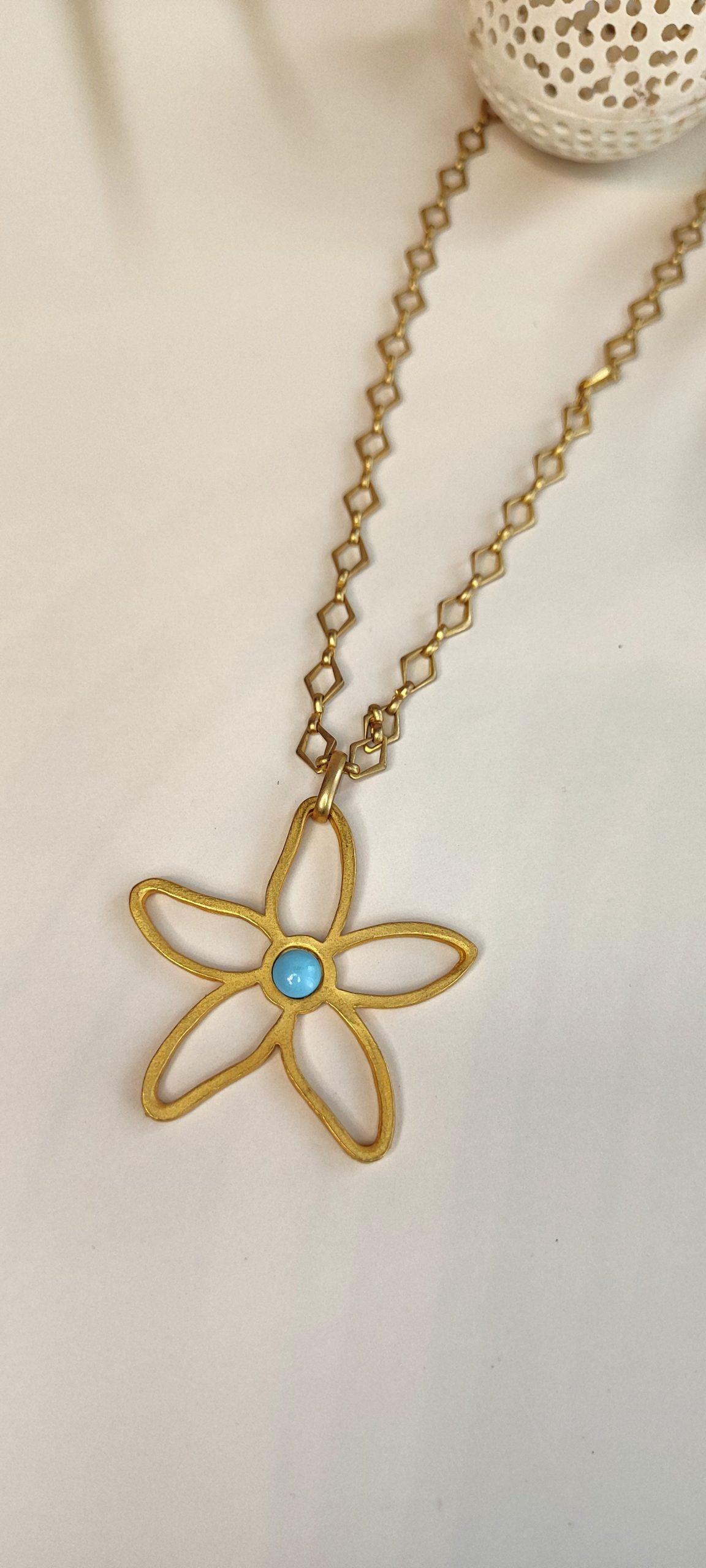 collar largo en acero dorado eslabones con flor y piedra color azul