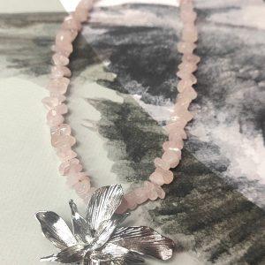 Gargantilla en cuarzo rosa con adorno en forma de flor en acero plateado