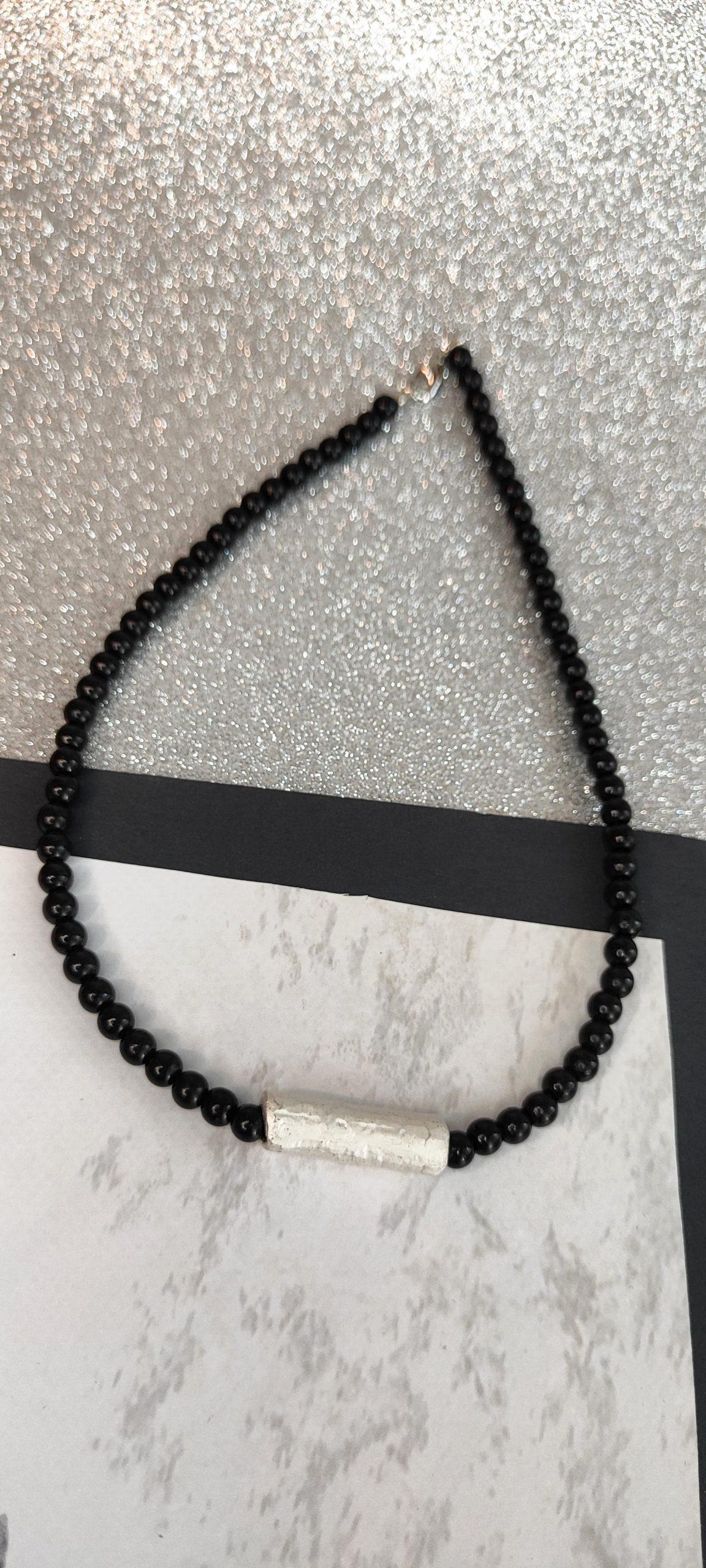 gargantilla mineral ónix con adorno tubular en acero repujado plateado gargantilla mineral ónix con adorno tubular en acero repujado plateado