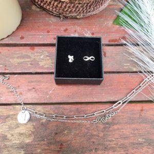 pendientes en forma de gato con signo infinito en circonitas cristal transparente
