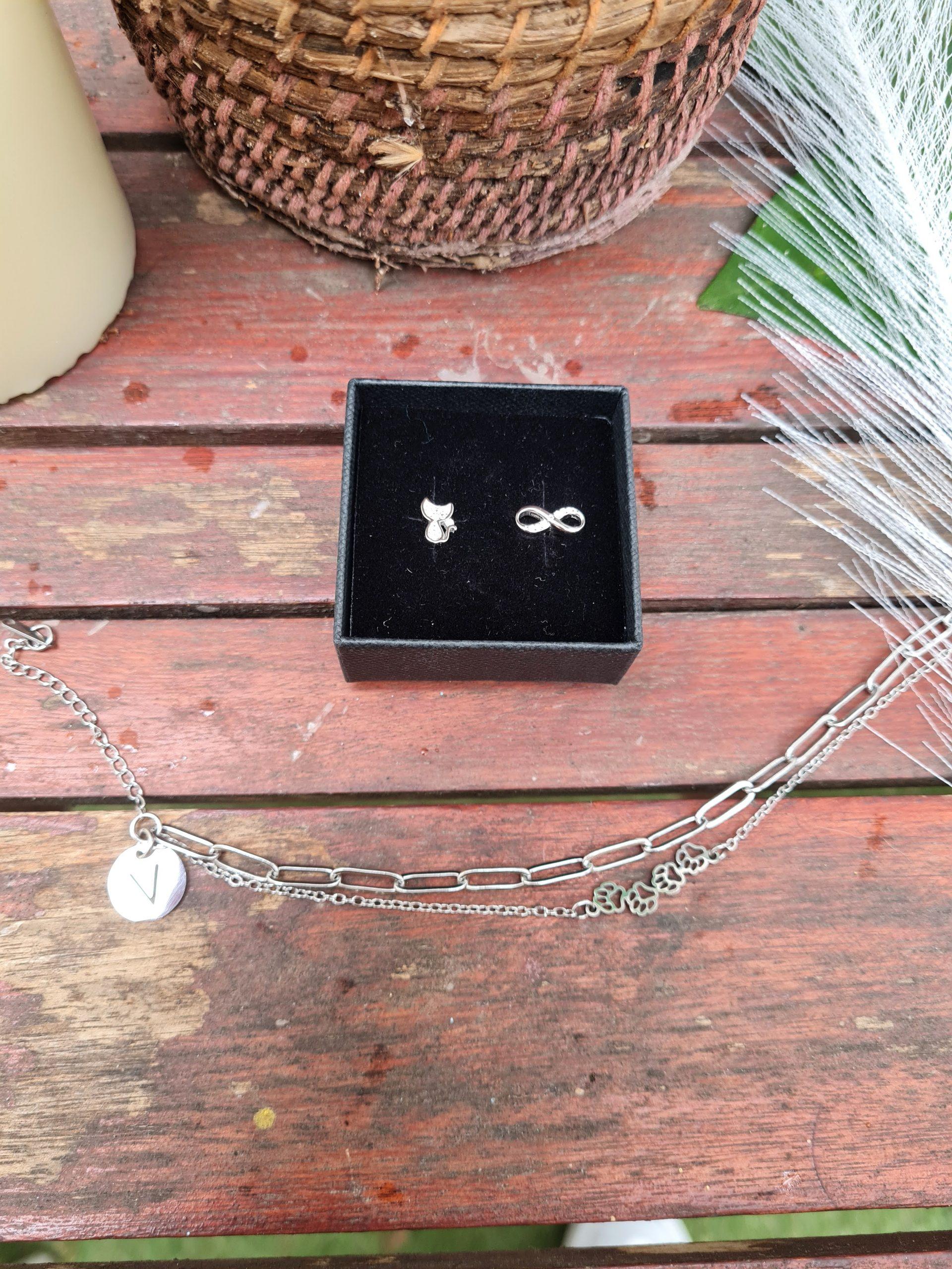 pendientes en forma de gato con signo infinito en circonitas cristal transparente