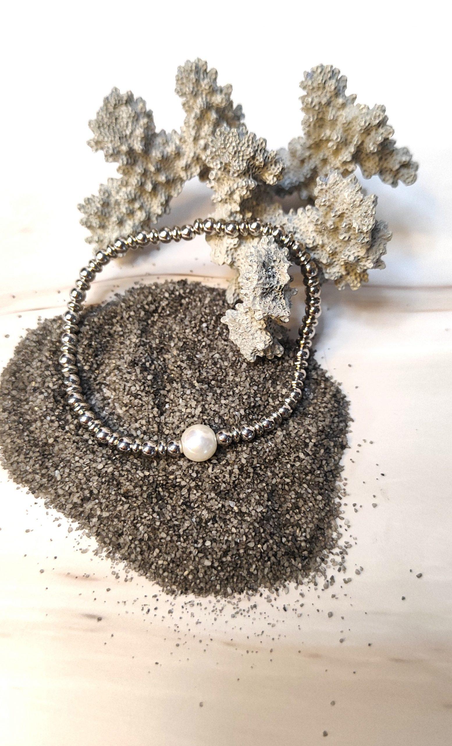 pulsera elástica con bolas en acero plateado y perla Madreperla pulsera elástica con bolas en acero plateado y perla Madreperla