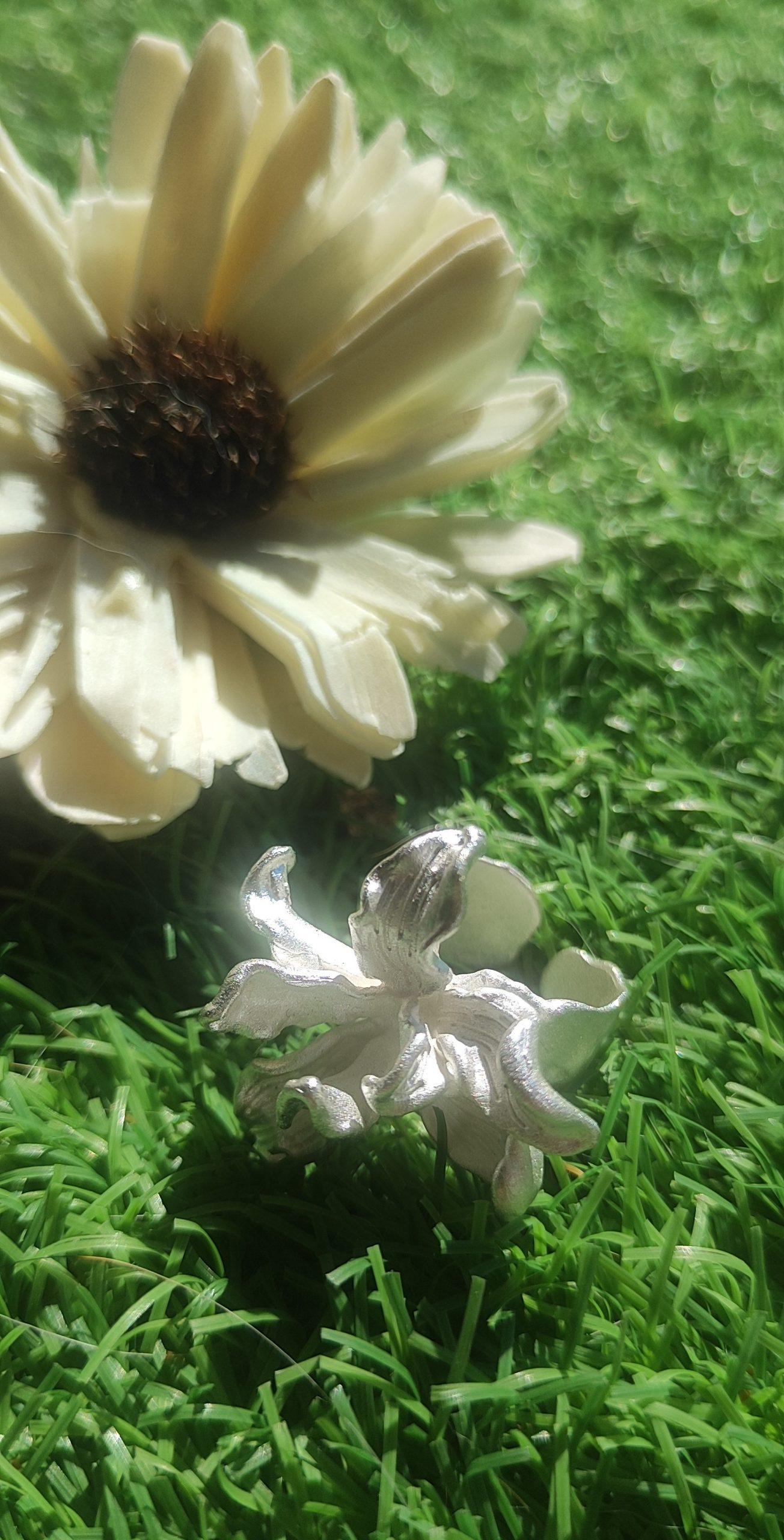 anillo plata texturizada en forma de flor