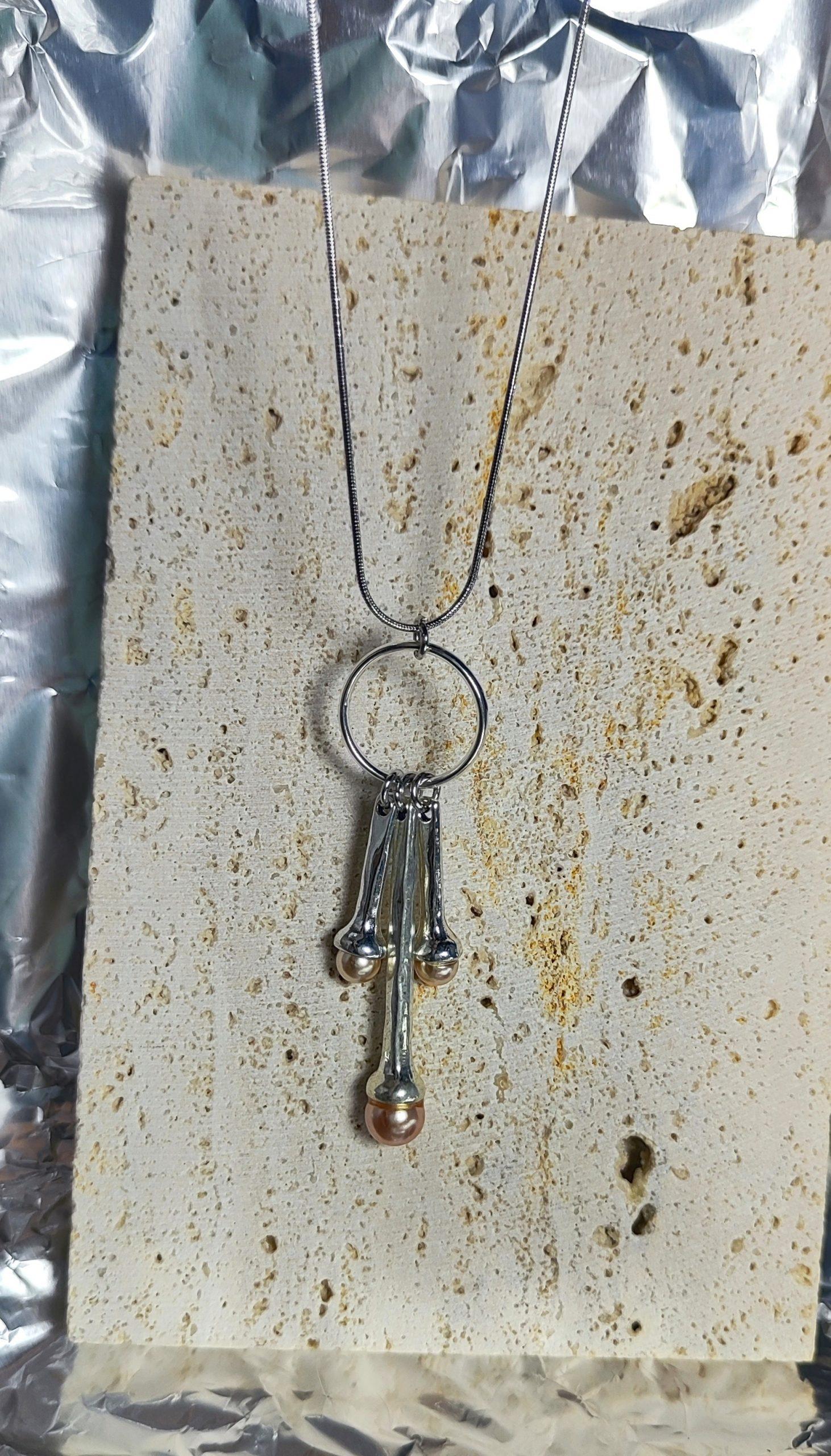 collar largo en acero plateado con perlas rosa vintage