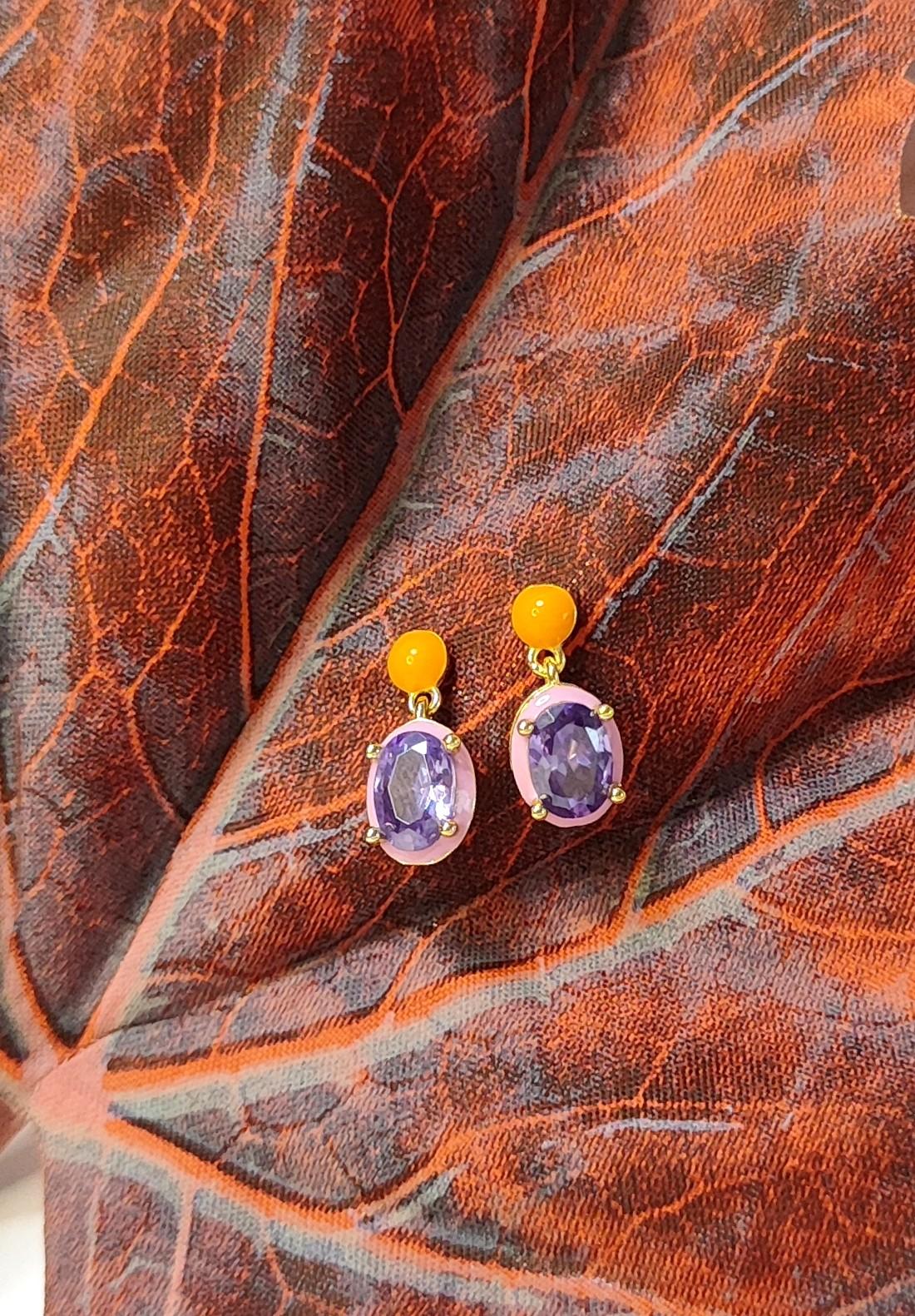 pendientes dorados con circonita lila