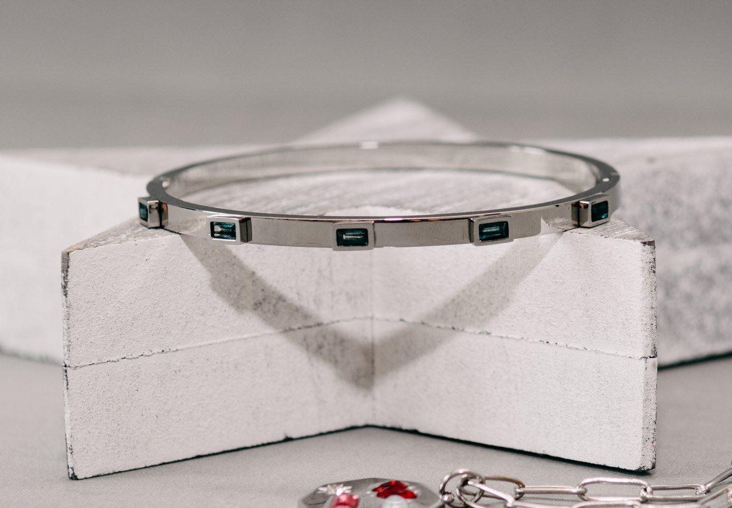 pulsera rígida en acero plateado con cristal circonita en color verde