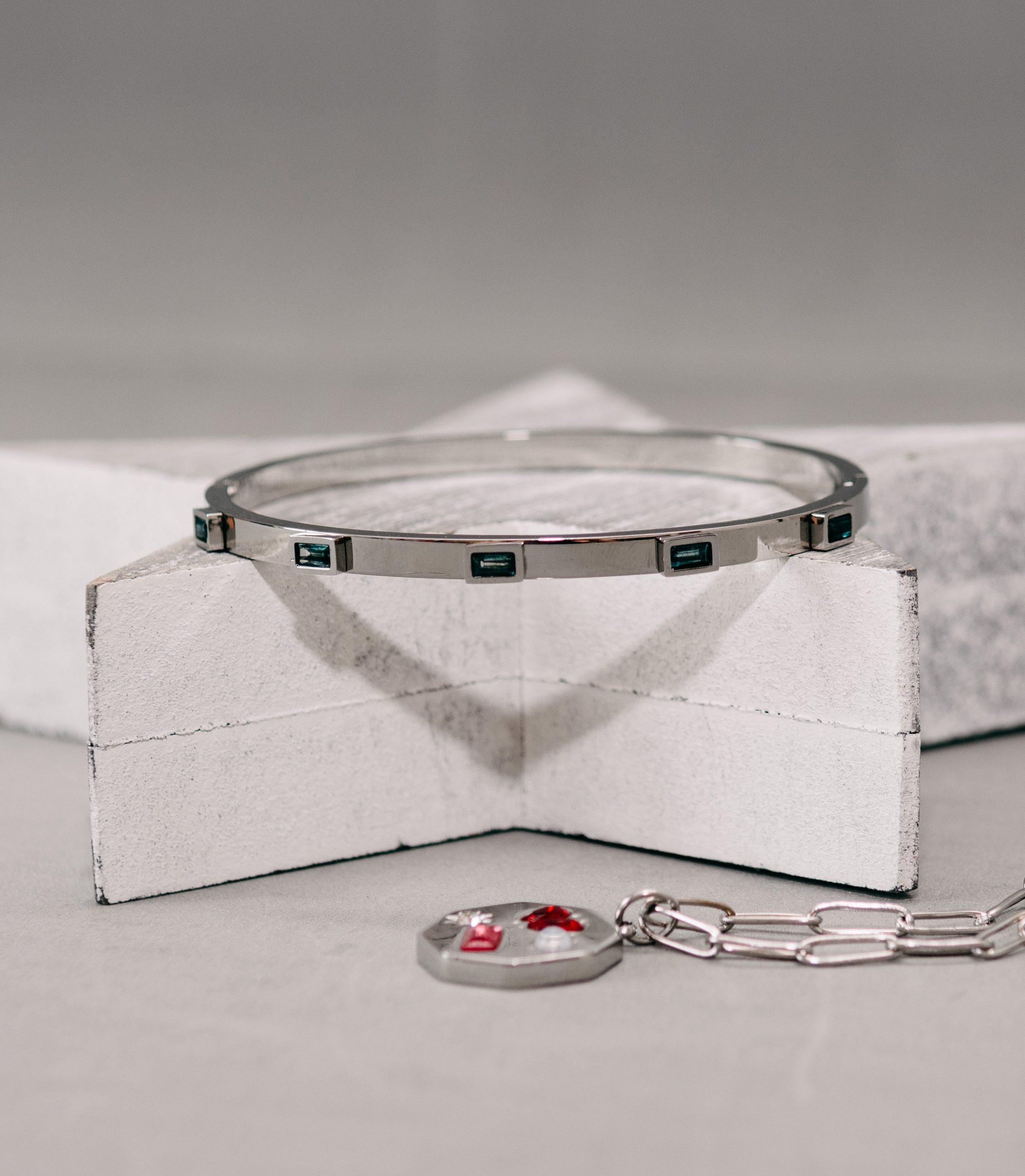 pulsera rígida en acero plateado con cristal circonita en color verde pulsera rígida en acero plateado con cristal circonita en color verde