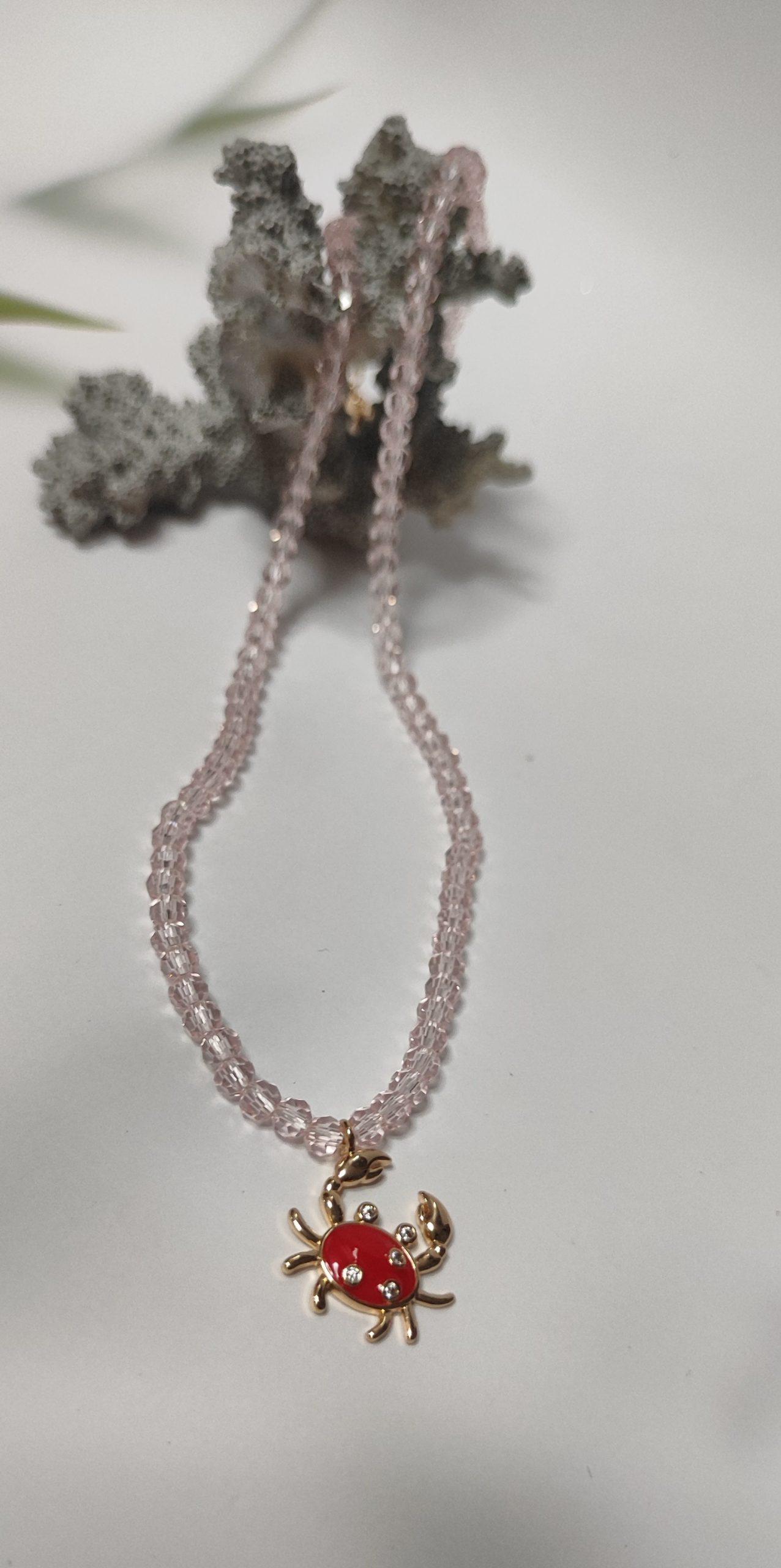 collar cristal circonita color rosa con colgante en forma de cangrejo