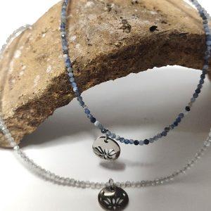 collar mineral lapislázuli con dije flor de loto acero plateado