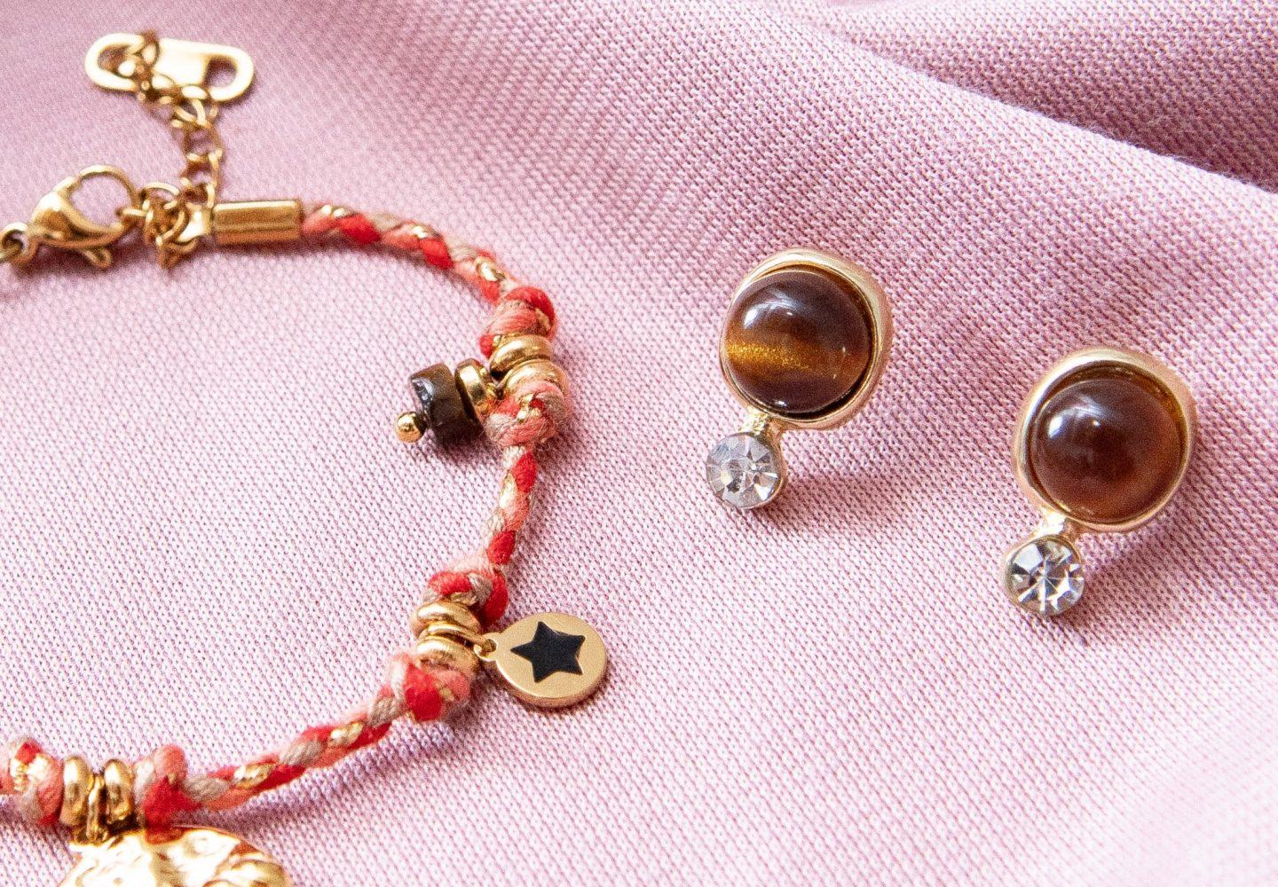 pendientes pequeños dorados con circonita y ojo de tigre