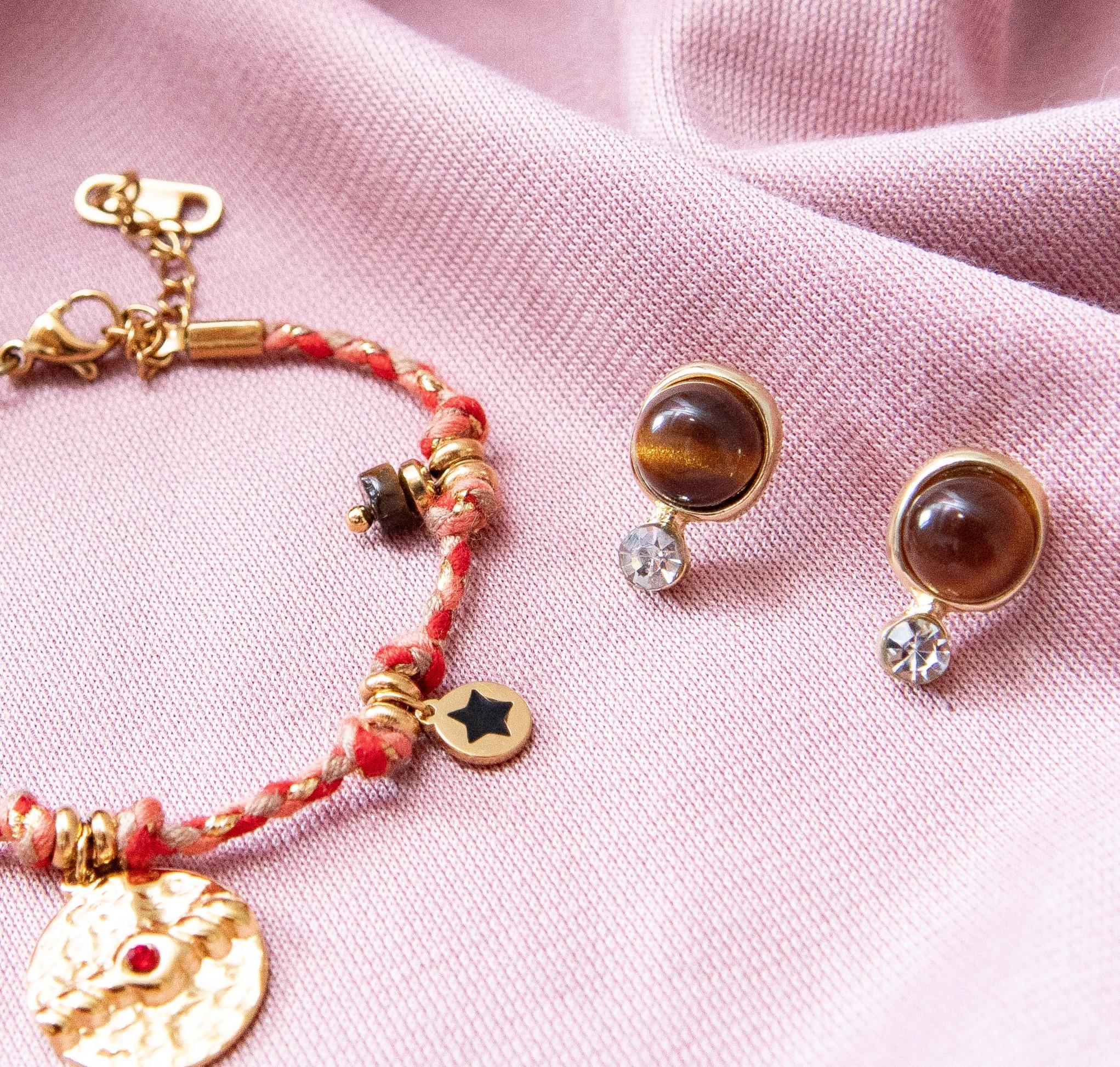 pendientes pequeños dorados con circonita y ojo de tigre