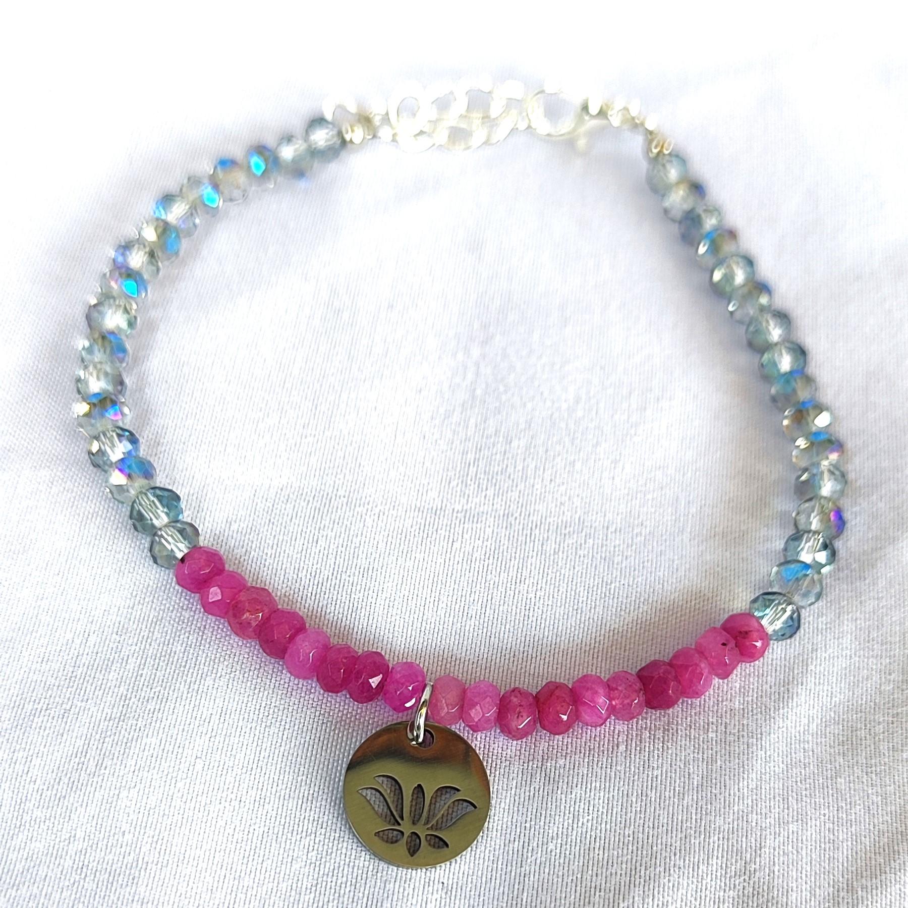 pulsera cristales rutilados bicolor con dije en forma de flor de loto plateada pulsera cristales rutilados bicolor con dije en forma de flor de loto plateada