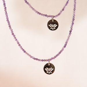 collar mineral amatista con dije flor de loto plateado