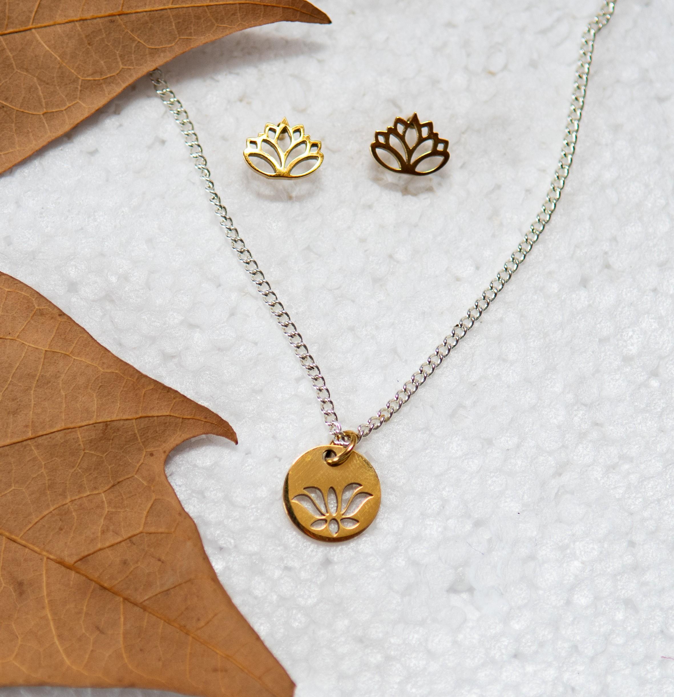 colgante con cadena de plata y dije en forma de flor de loto