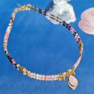 Gargantilla mineral con cuarzo rosa central