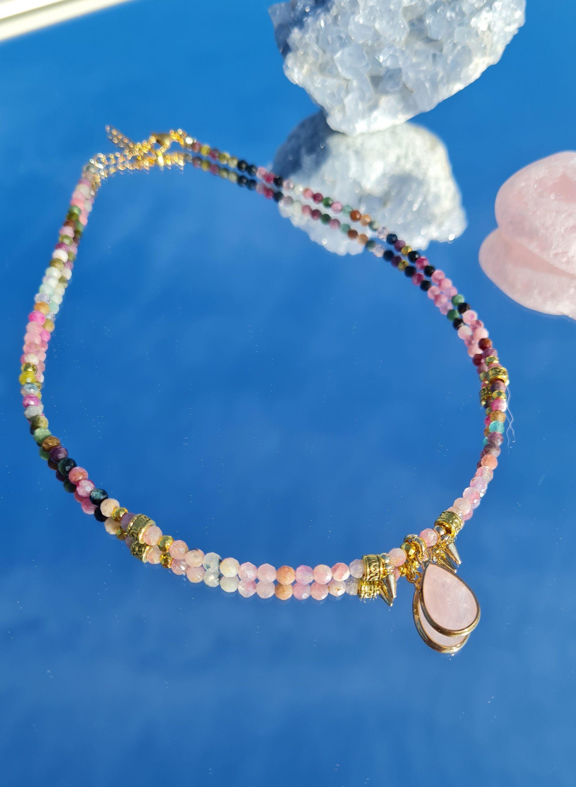 Gargantilla mineral con cuarzo rosa central