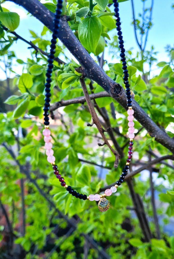 gargantilla espinela negra con adorno gota de agua con cristales de varios colores