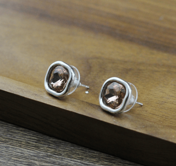 Pendientes pequeños en acero plateado con cristal facetado en color rosa Pendientes pequeños en acero plateado con cristal facetado en color rosa