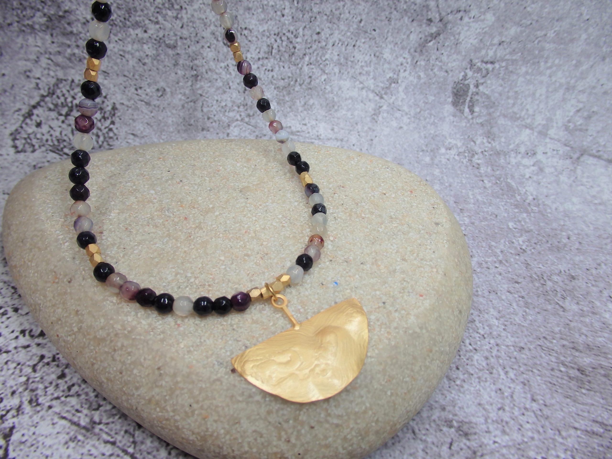 Gargantilla mineral ágata con media luna dorada