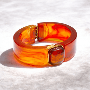 pulsera grande acrílica en color marrón