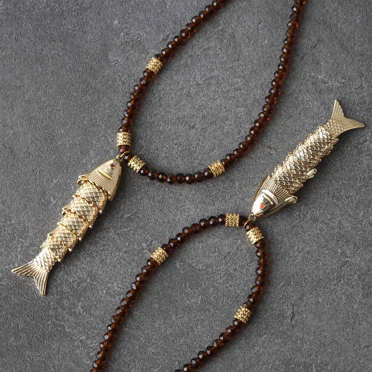 collar cristal facetado con pez articulado acero dorado