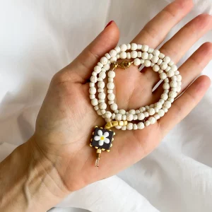 collar cerámica blanca con flor en cristal