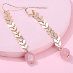 pendientes largos en acero dorado con mineral cuarzo rosa