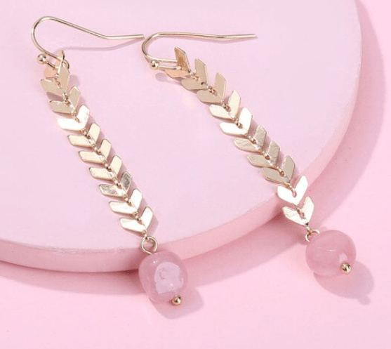 pendientes largos en acero dorado con mineral cuarzo rosa