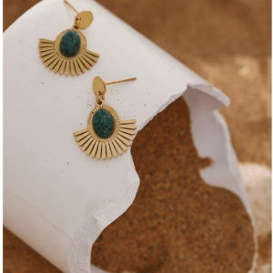 pendientes pequeños en acero dorado con mineral malaquita