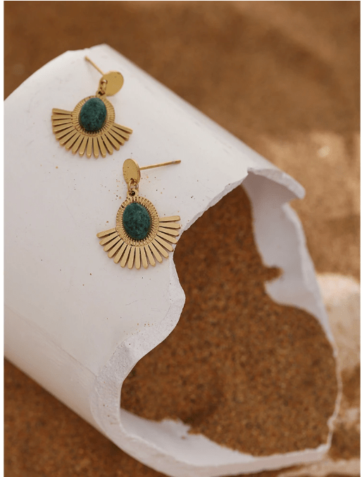 pendientes pequeños en acero dorado con mineral malaquita
