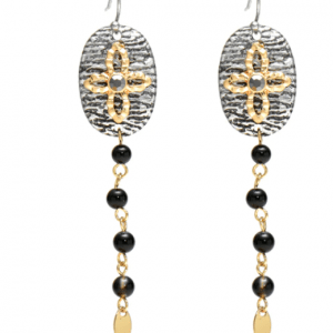 pendientes largos en acero dorado con bolitas negras